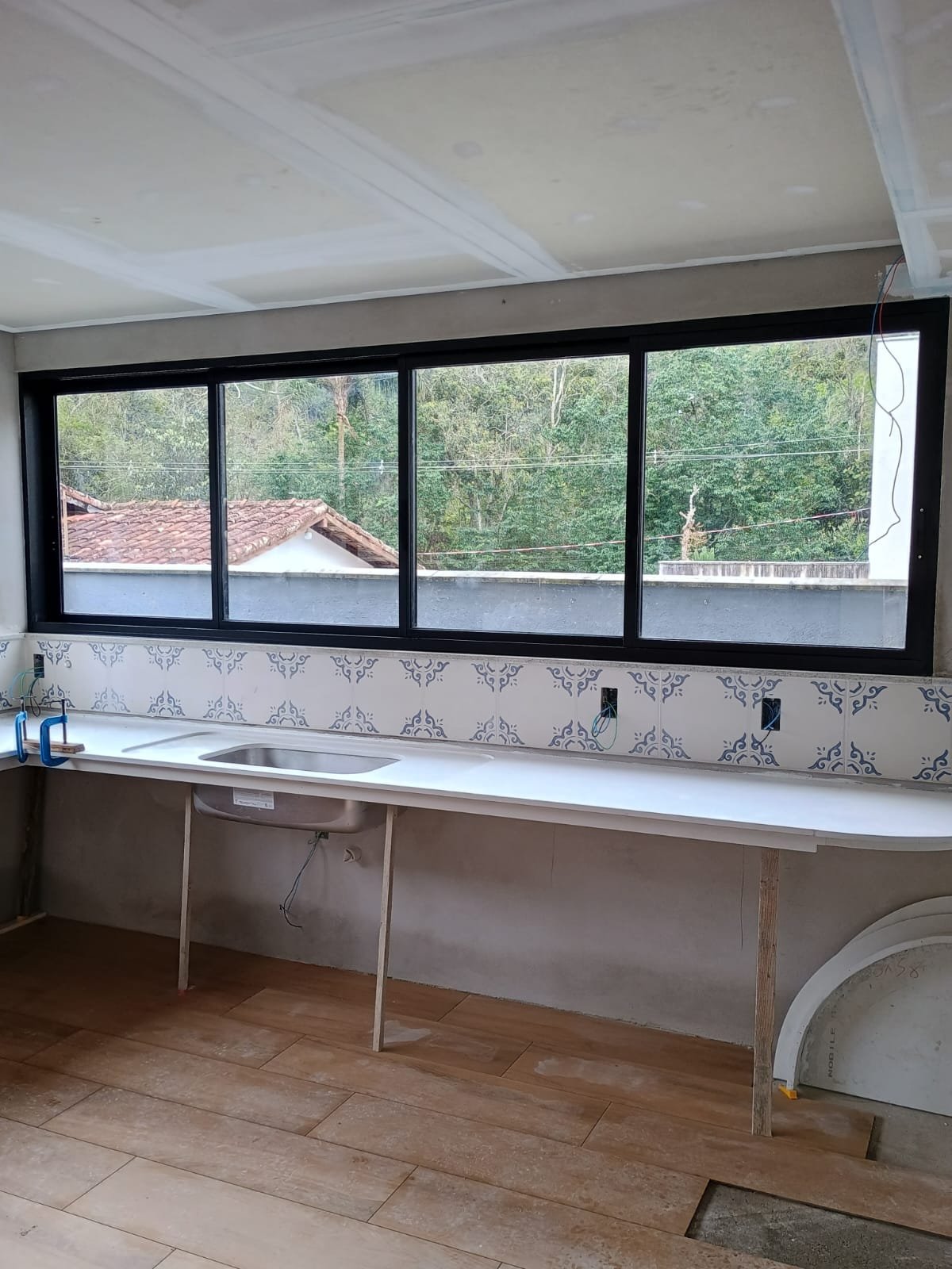 Janela de alumínio preto de quatro folhas instalada pela Vidral